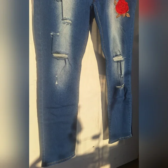 NWT OiiO Distressed Jeans With Embroidered Roses Size 38 - Picture 3 of 5